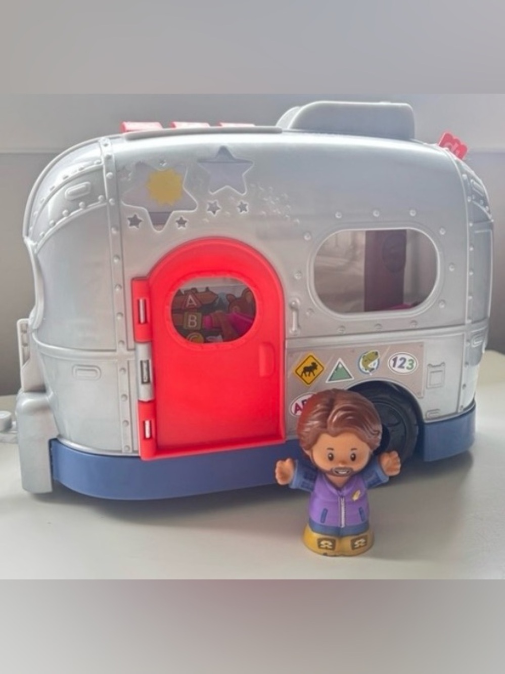 FISHER-PRICE - LITTLE PEOPLE - LIGHT UP LEARNING CAMPER WITH FIGURE